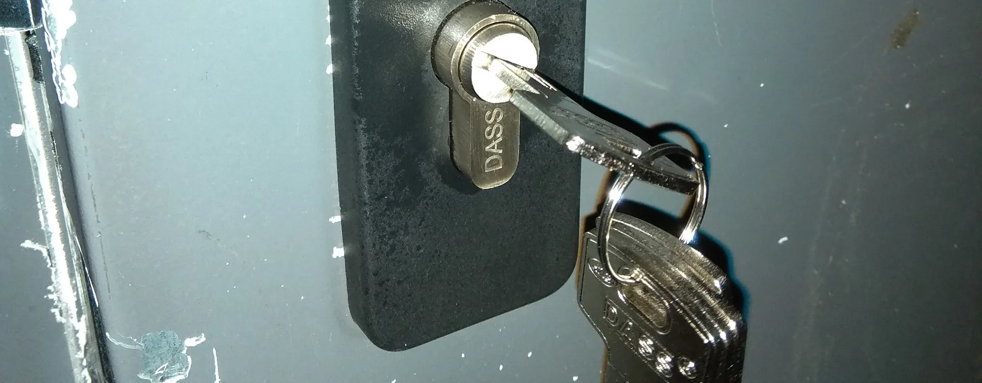 substitucion cerradura y bombin puerta de trastero - Puertas de Seguridad para Trasteros