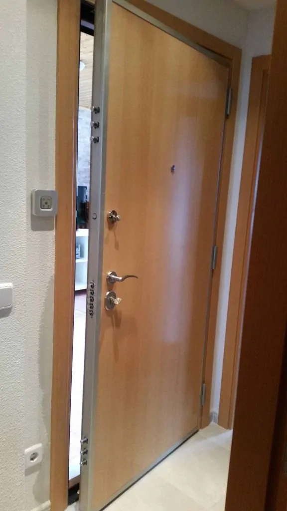 Cuales son las puertas de entrada mas seguras para casas 576x1024 - &iquest;Cu&aacute;les son las puertas de entrada m&aacute;s seguras para casas en Barcelona?