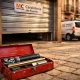 Escena en Barcelona con una puerta de garaje y herramientas, ideal para encontrar donde contratar una empresa de calidad para reparar mi puerta de garaje en Barcelona.