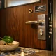 Entrada de seguridad en Barcelona con puerta acorazada, llaves y planta, resaltando protección y estilo. Cuales son las puertas acorazadas mas recomendadas para viviendas en Barcelona.