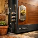 Puerta blindada de madera y acero en un apartamento de Barcelona, con detalles de instalación y un ambiente cálido y seguro. Cuales son los servicios mas efectivos para la instalacion de puertas blindadas en Barcelona.