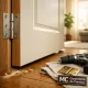 Puerta interior recién instalada entreabierta en un pasillo, con herramientas y materiales, reflejando comodidad y precisión. Comparativa de precios para la instalacion de puertas de interior en Barcelona.
