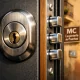 Cerradura de puerta blindada en macro, destacando calidad y seguridad; mejores opciones de puertas blindadas para la seguridad en Barcelona.