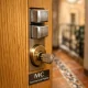 Macro de una puerta de apartamento en Barcelona, destacando su madera de roble y herrajes de acero; Cuales son las puertas blindadas mas populares para instalar en Barcelona.