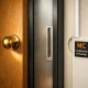 Primer plano extremo de bordes de puertas interiores en un apartamento de Barcelona; muestra tipos de puertas populares.