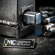 Macro de una puerta antiokupa de acero con cerradura, mostrando detalles y certificación. Cuales son las puertas antiokupa mas efectivas disponibles en el mercado.