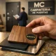 Primer plano extremo de una mano mostrando muestras de acabados de puertas; destaca la calidad en tiendas mejor calificadas en Barcelona.