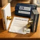 Muestra comparativa de muestras de puertas en una mesa de roble, con luz cálida y la etiqueta "Encuentra servicios de instalacion de puertas blindadas en Barcelona".