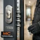 Cuales son las puertas blindadas mas seguras en Barcelona: puerta blindada certificada, cerradura y cerrojos visibles.