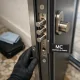Cuales son las puertas blindadas mas seguras en Barcelona: puerta blindada RC4 con cerradura y mano enguantada.