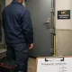 Técnico inspecciona una puerta antiokupa instalada en Barcelona con presupuesto visible: Cuales son las opciones mas economicas para instalar puertas antiokupa en Barcelona